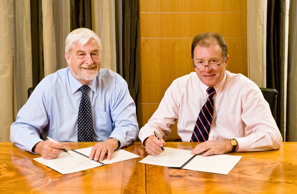 St John Chief Executive Jaimes Wood (right) and Access Homehealth Chief Executive Officer Graeme Titcombe (left) sign a Memorandum of Understanding today